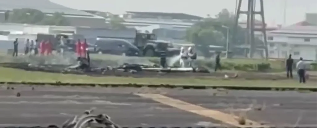 空軍T-34教練機墜毀！2飛官殉職　後座一度受困殘骸