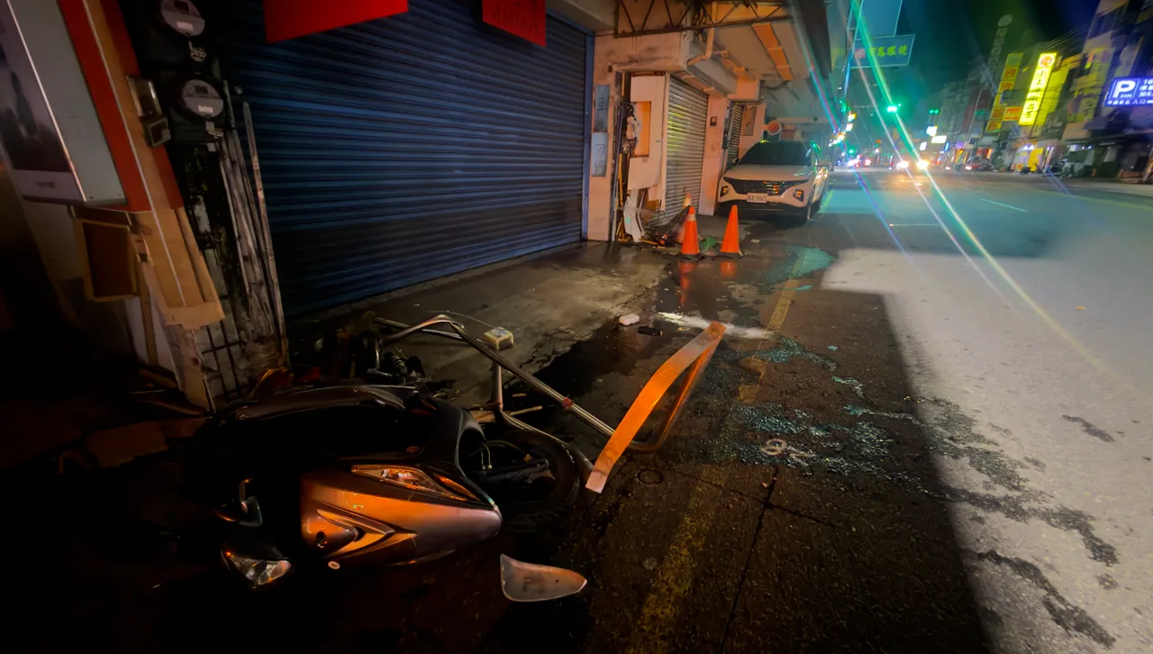 獨家快訊／新竹深夜自撞！疑疲勞駕駛釀禍　店家水管破裂、機車撞爛