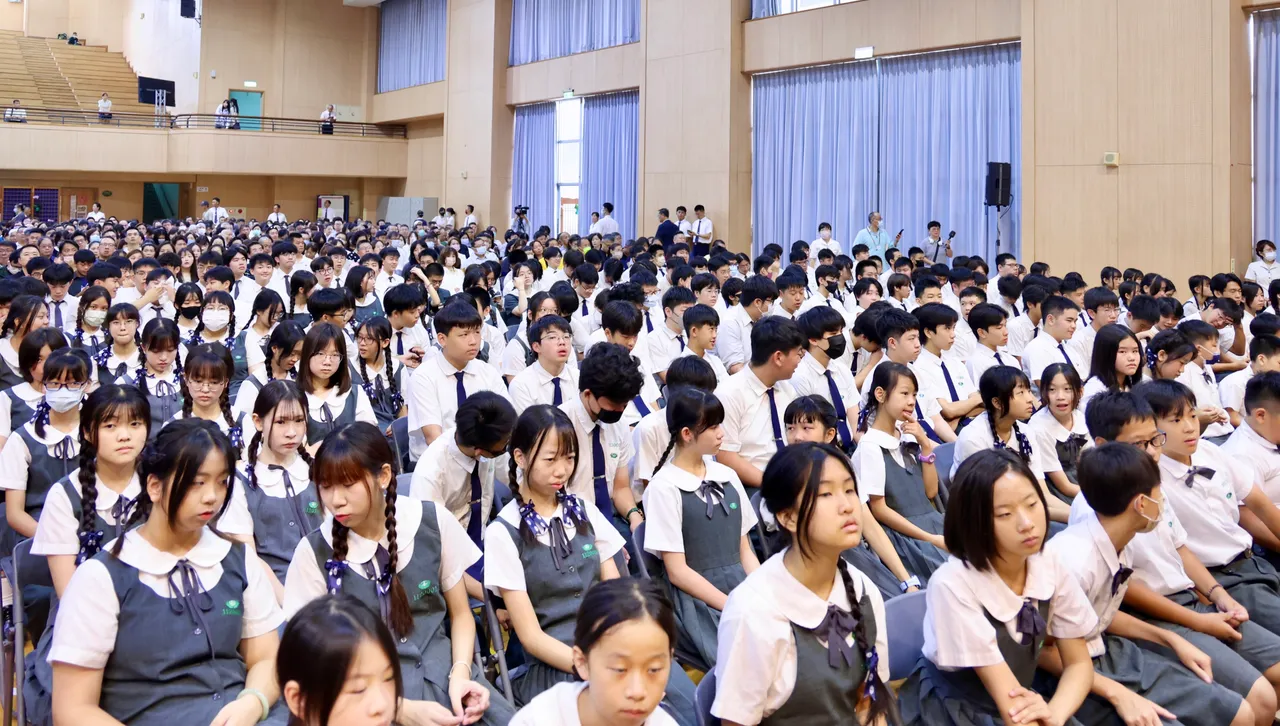 畢業季啟程! 台南慈濟高中512位畢業生展翅高飛 崴崴孟孟送祝福