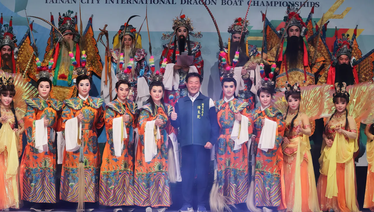 國際龍舟賽結合藝文饗宴! 明華園獻演國際級歌仔戲 萬人擠爆運河畔