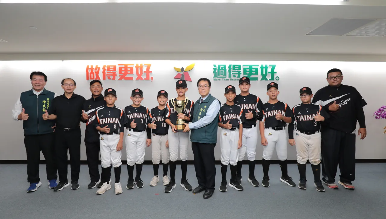 台南學校運動隊大放異彩 崇學少棒稱王、文化國小羽球雙料冠軍