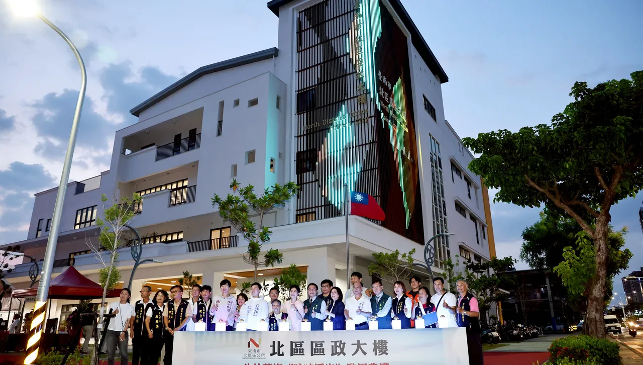 《映時浮光》點亮海安路 北區區政大樓打造光影新地標