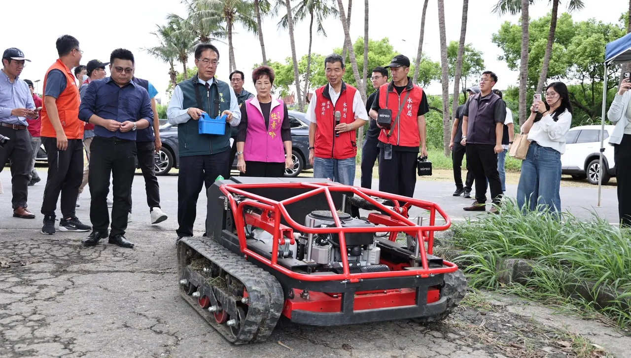 告別高風險人工除草 台南仁德滯洪池導入油電混合履帶割草機提升維護效率