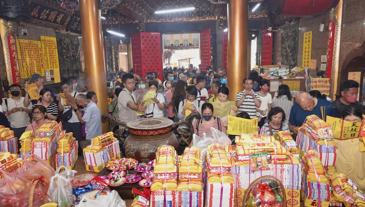 天赦日、天貺日又遇虎爺聖誕! 台南開基玉皇宮「曬龍袍」清晨4點湧祈福人潮
