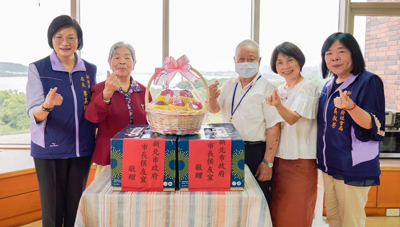 新北社會局長李美珍端午節親訪老福機構　代市長侯友宜致贈加菜金及蘋果
