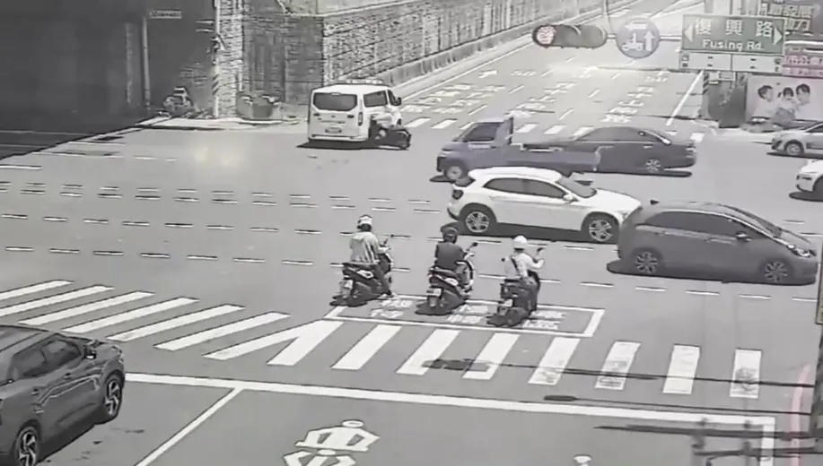有片／救護車左轉碰撞！22歲女騎士猛撞骨折送醫　後方機車再連環撞