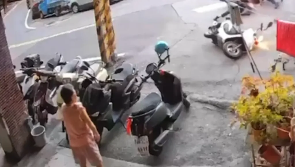 超淡定！警察抓毒駕旁觀阿嬤頻搔癢　網友：阿嬤吃的鹽比你們掉的飯粒都多