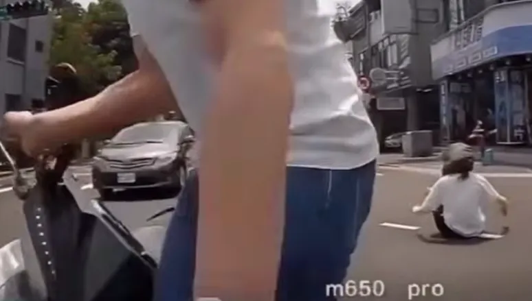 記得先關電源熄火！台中男子扶起未熄火機車誤觸油門　致機車暴衝二度碰撞