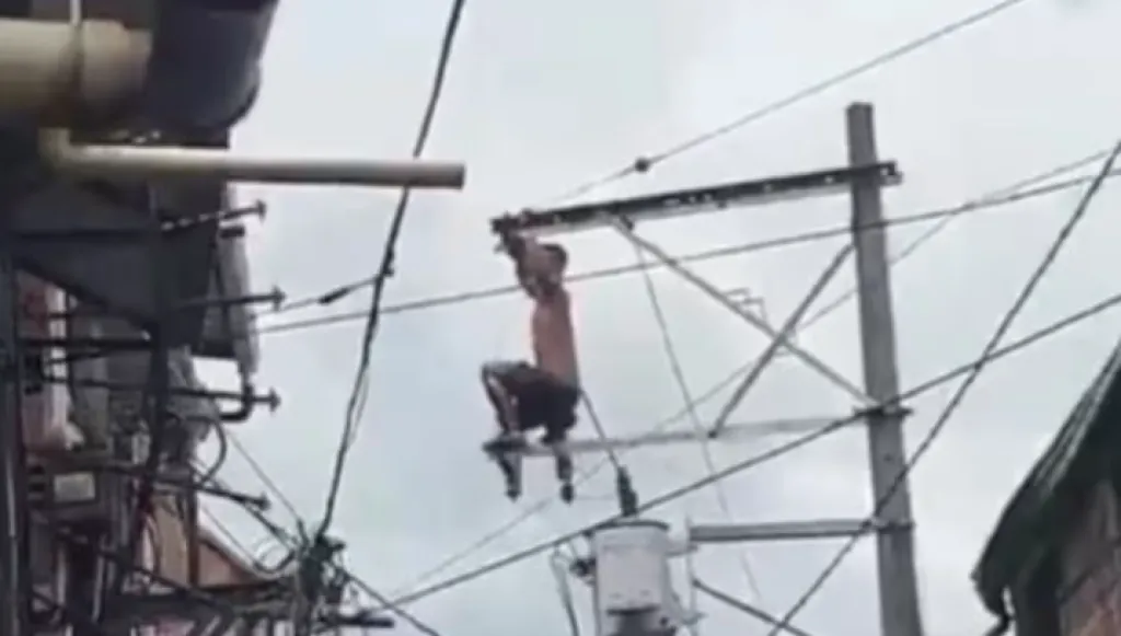 影／驚悚影片瘋傳！哥國男逃避警方追捕濕身爬上電線桿　誤觸高壓電全身著火10公尺高墜落身亡