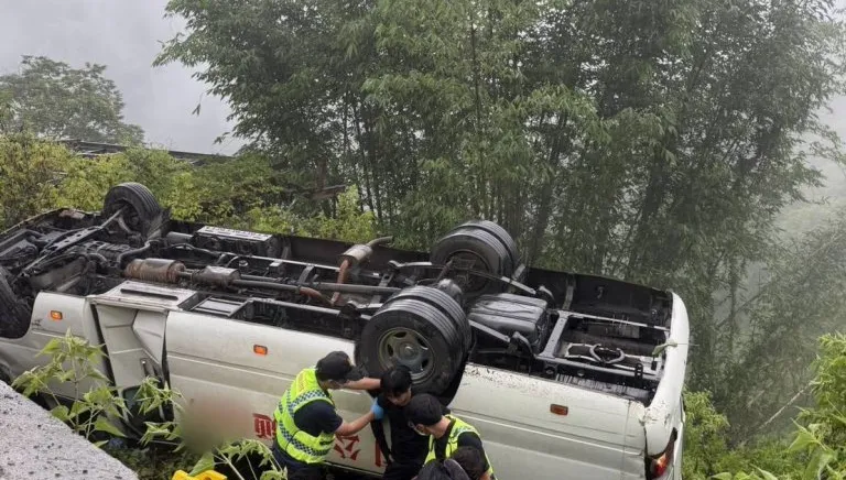 誇張！南投埔霧公路菲國旅遊團中巴翻覆16傷　司機竟無營業大客車駕照