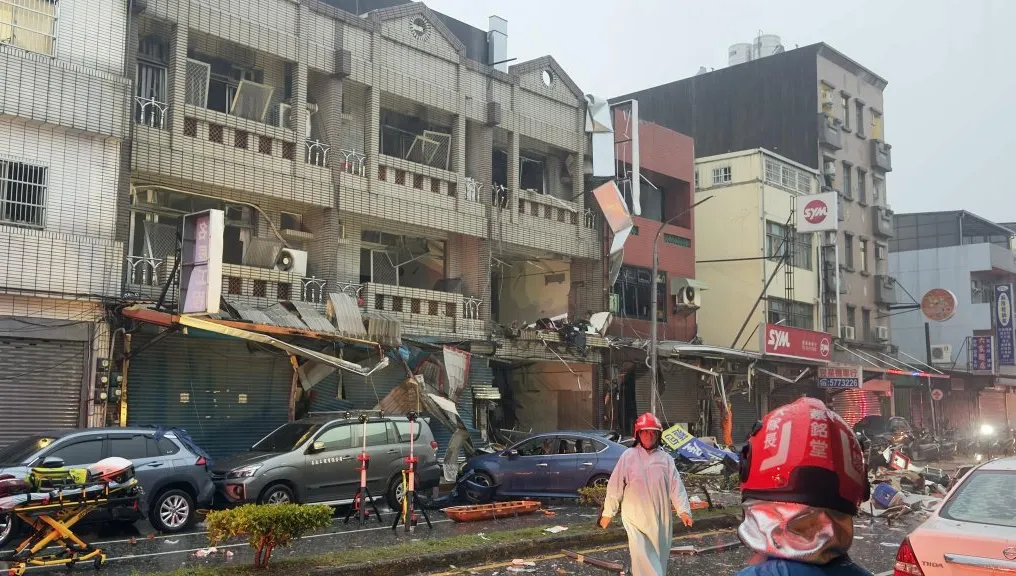 快訊／新竹高翠路傳巨大爆炸聲　民宅嚴重毀損　警消全力搶救中