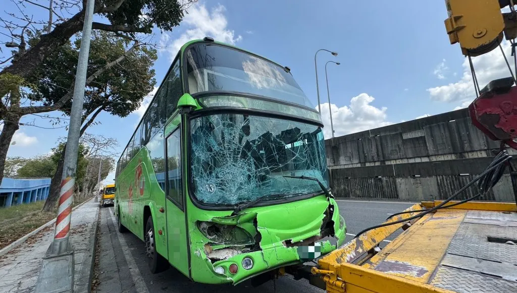 國道1號岡山段追撞事故　大客車疑未保持安全距離釀3車碰撞1人受傷