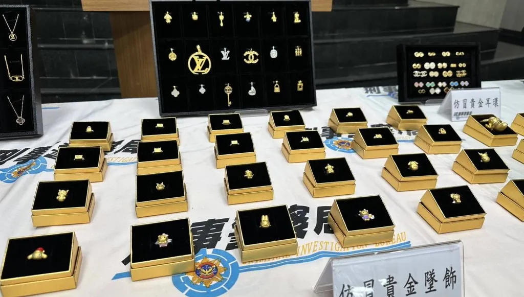 全台多家銀樓販售仿CHANEL等名牌商標金飾！　刑事局查獲725件侵權市值4300萬元