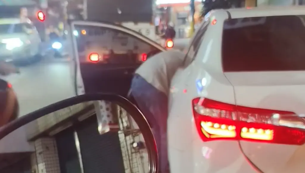 影／街頭驚魂！毒駕停路中下車狂抖　不理騎士攔問踩油門加速落跑
