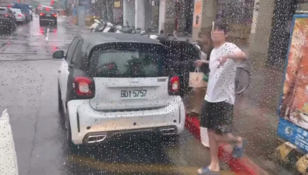 影／違停擋公車還嗆聲！士林男駕駛往司機丟菸　囂張喊：叫警察來找我，開紅單而已