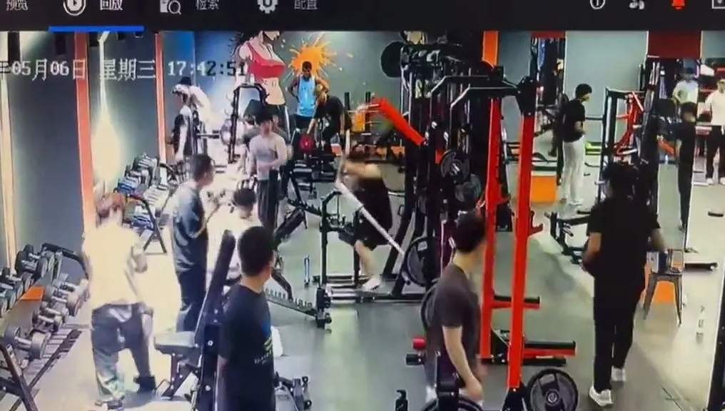 影／健身房恐怖意外！架上槓鈴單邊卸片太隨意　失衡砸傷旁人致顱骨骨折