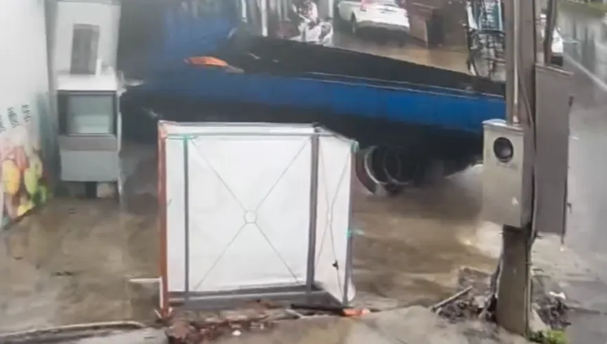 疑天雨路滑釀禍！　彰化小貨車失控撞進試營運店家