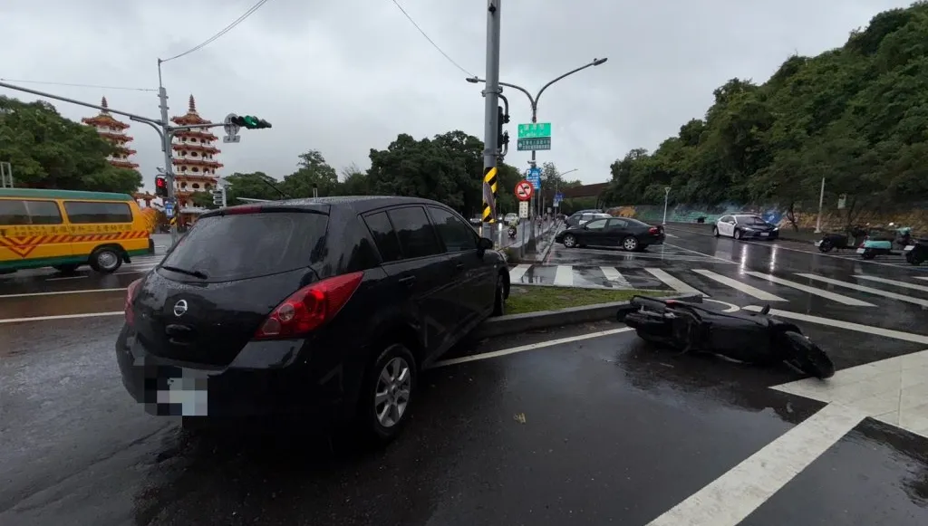 快訊／高雄嚴重事故！自小客右轉擊落機車「騎士當場OHCA」