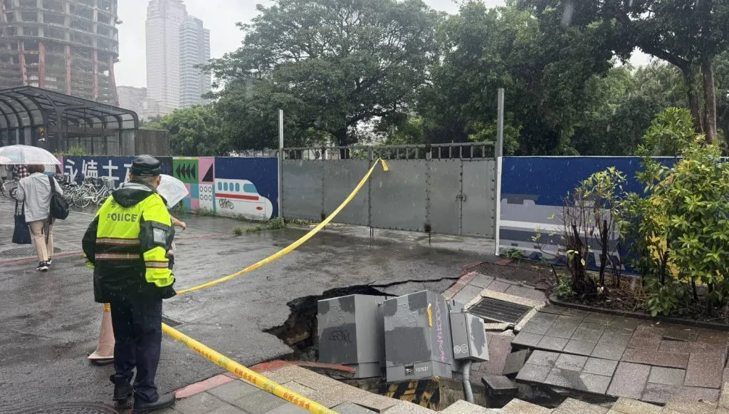 連日大雨釀禍？北市大同鄭州路人行道突下陷　變電箱倒塌掉進坑洞