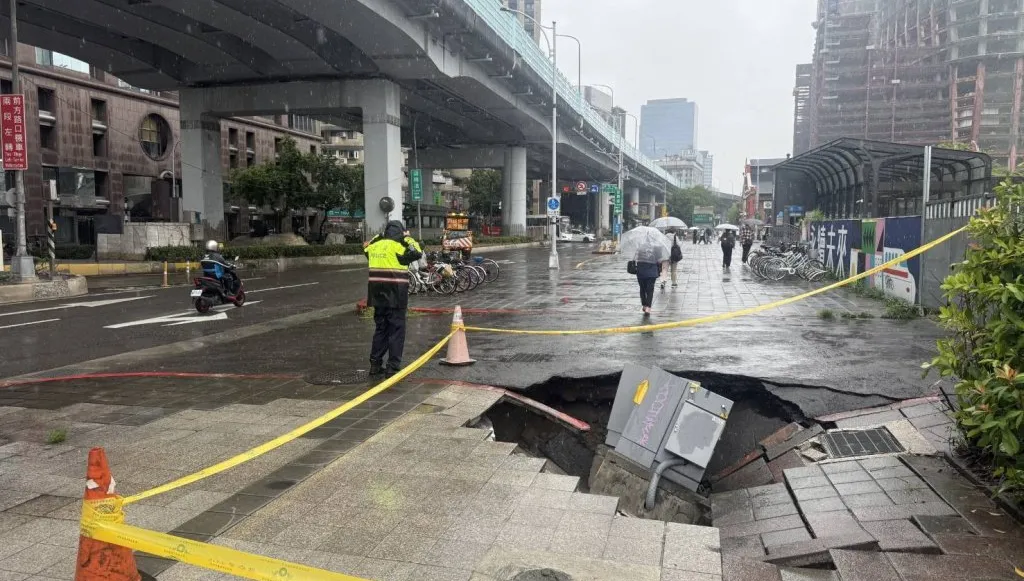 影／台北北門站旁驚現天坑！變電箱整個下陷　現場急封鎖畫面曝