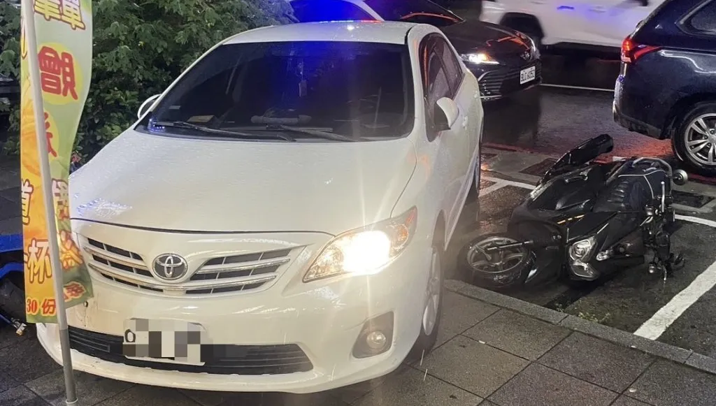 雨夜行車糾紛失控！駕駛下車忘拉手煞車　轎車自滑撞2重機