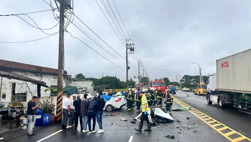 慘！剛參加完父告別式遇死劫　駕車撞曳引車釀4死2傷