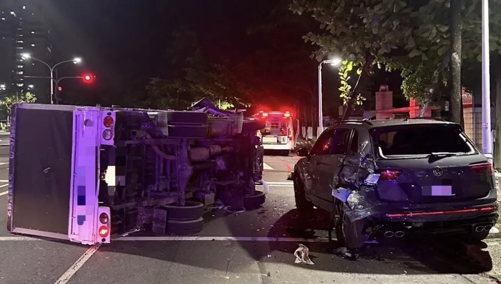自撞翻車露餡？駕駛稱分心拿物品釀禍　拒驗毒遭依公共危險送辦