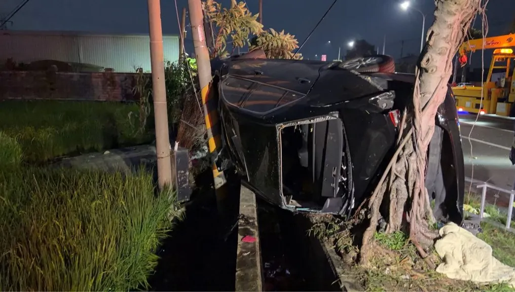 台中嚴重車禍！自小客失控撞路樹　3人命危1人搶救不治