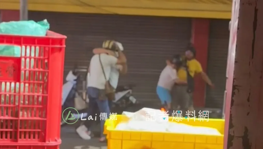 獨／高雄晚間5人街頭全武行！疑行車糾紛「打成兩團」安全帽狂K
