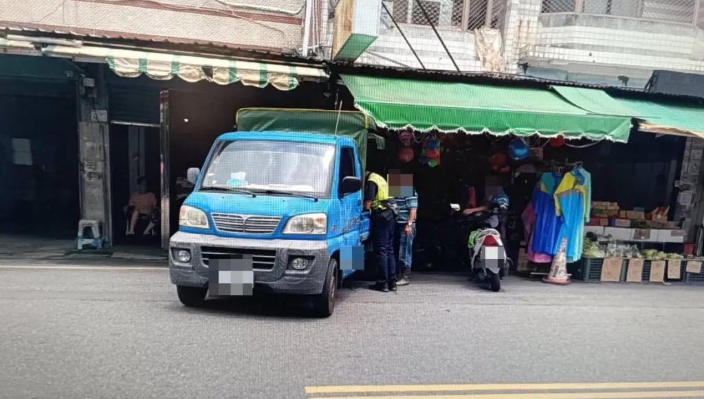 急著去10元商店刷載具？屏東小貨車倒車「一路衝」撞店