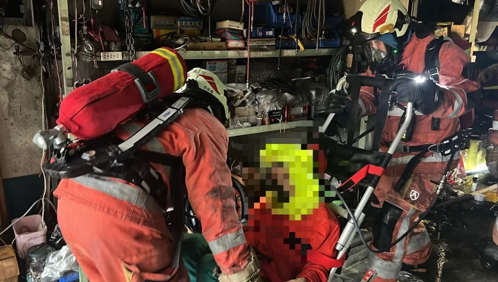 新竹4樓建築火警兩名老婦受困！　消防隊員救出送醫