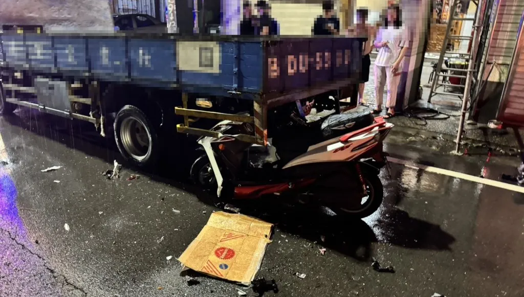 快訊／高雄男騎車猛撞小貨車！人一度慘卡受困被拉出
