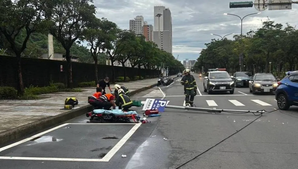 南港共享機車撞倒號誌桿！　騎士摔倒失去意識