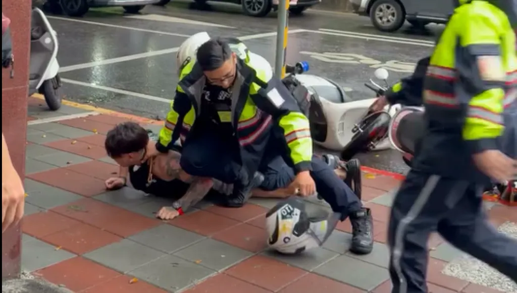 影／警匪街頭扭打！通緝犯謊報身分遭識破　熱心民眾秒加入協力壓制