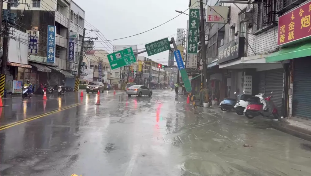 台南路面突塌陷！路牌整支傾倒　滿地泥水急封鎖搶修