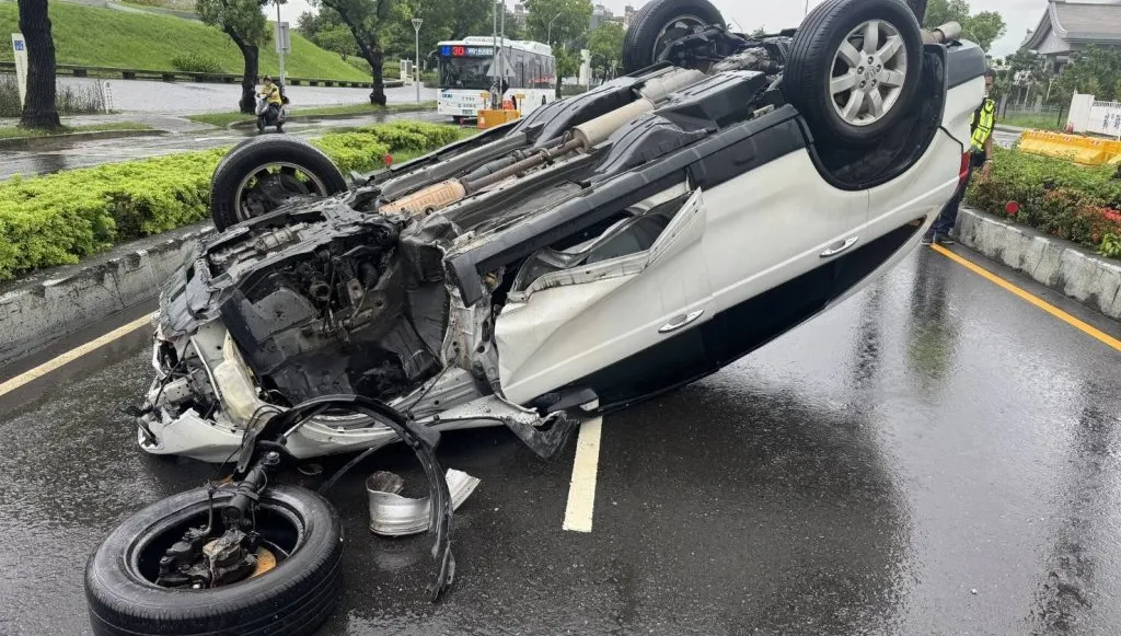 翻車後人間蒸發？高雄駕駛棄車落跑　監視器拍下進捷運站