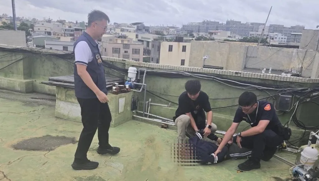 假車牌露餡！高雄男駕車逃竄誤闖死巷　棄車躲頂樓照樣被逮