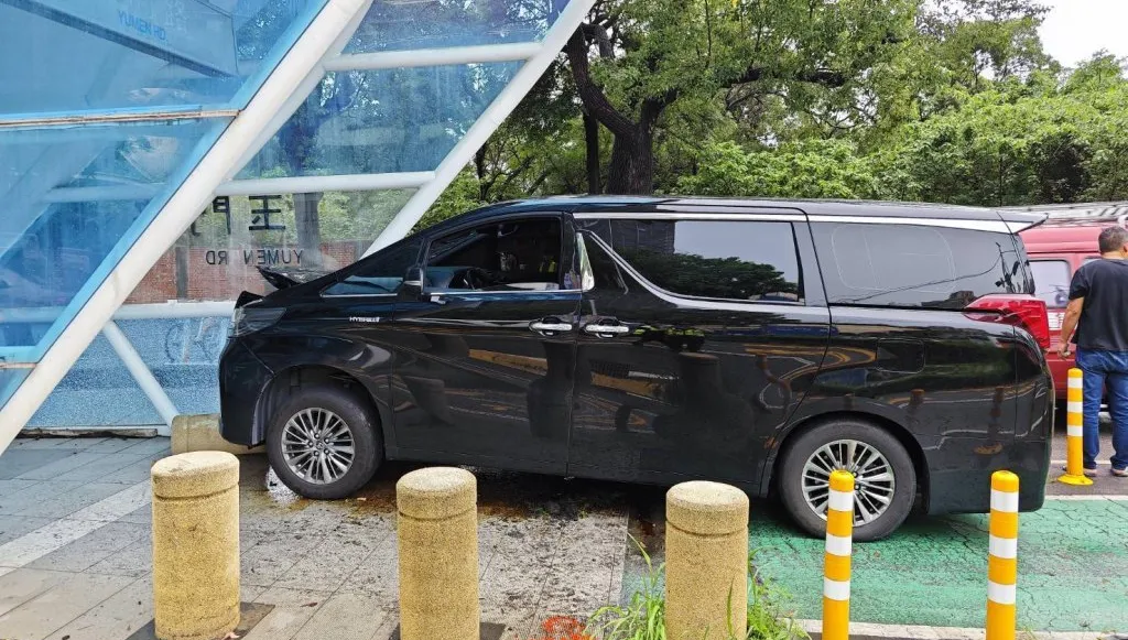 又是毒駕闖禍！台中廂型車自撞公車專用道站體　駕駛送辦