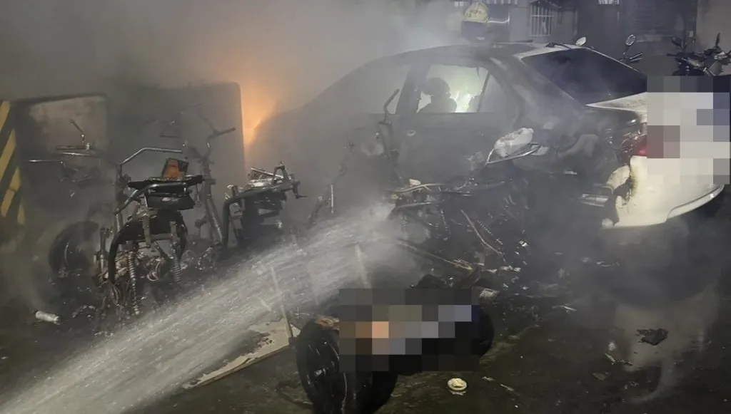 疑鋰電池釀禍？高雄5電動機車充電突爆燃　火勢猛燒波及3車