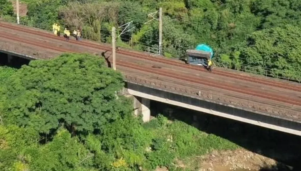 台鐵怪手翻覆軌道列車大延誤！　預計下午1時搶通