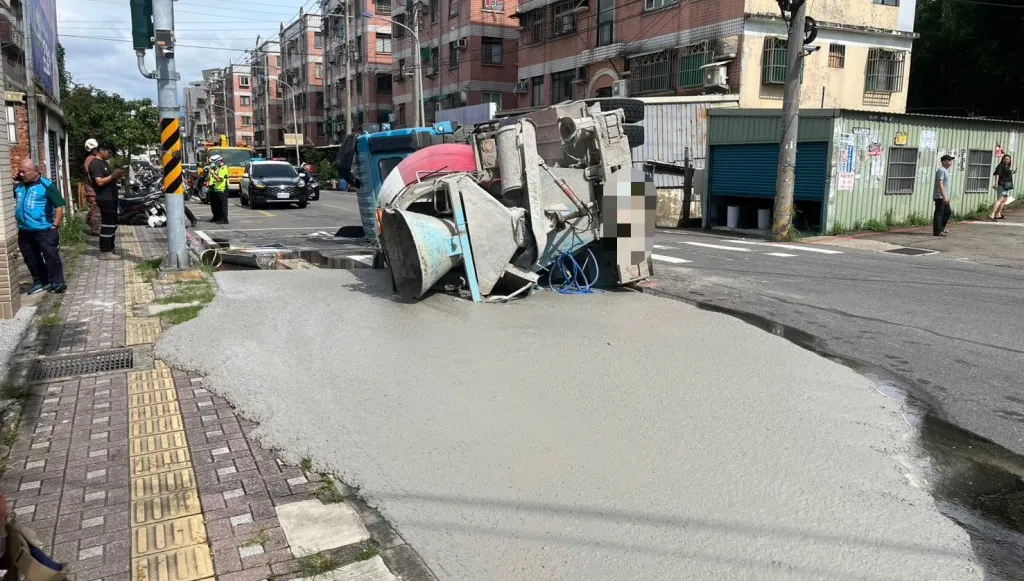 新竹水泥車翻覆！　波及3輛機車釀4傷