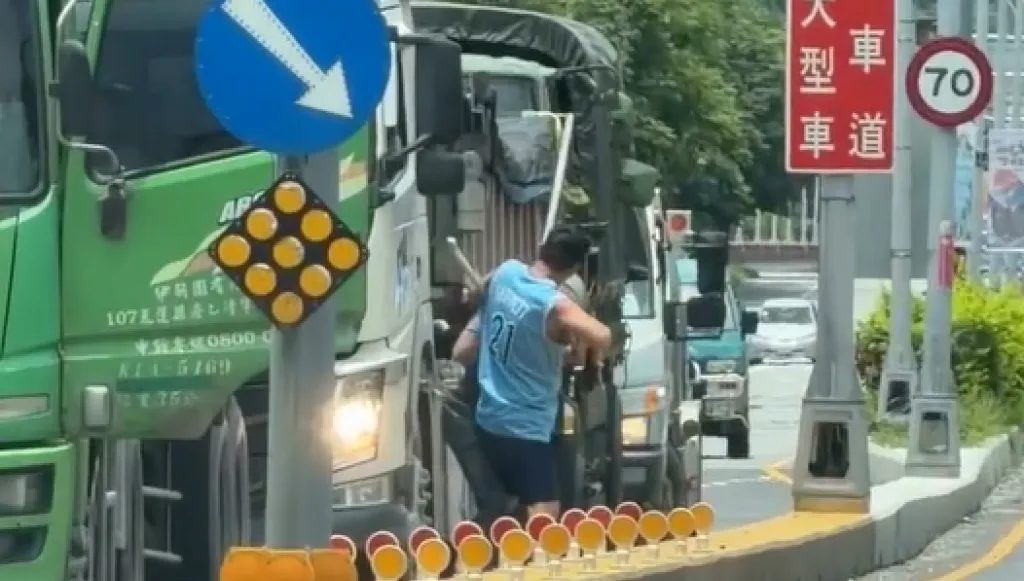 影／花蓮台9線疑行車糾紛！「鐮刀 vs 超大扳手」2駕駛當街叫囂　網友：後面軍卡應該看傻眼