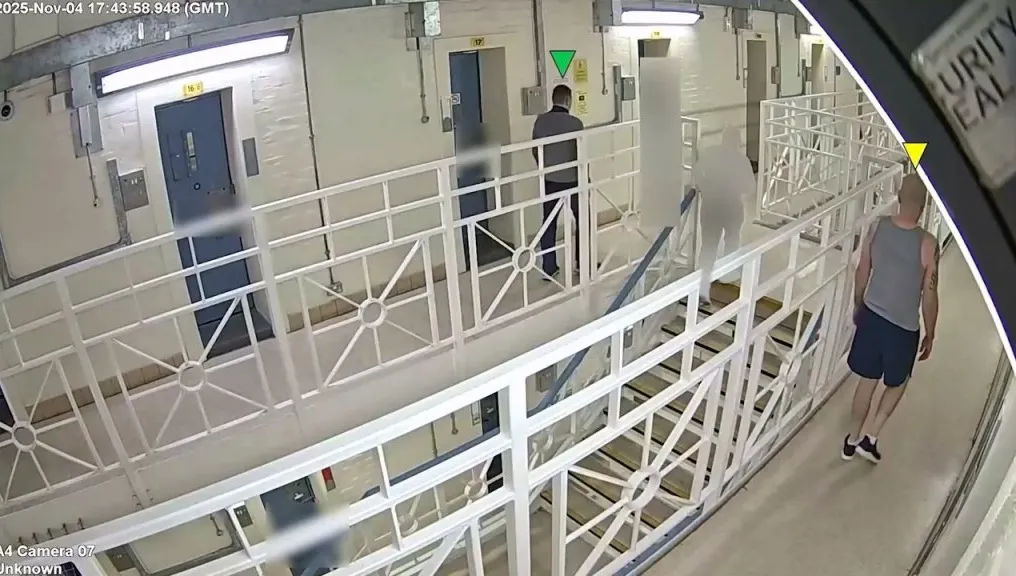 影／英國男虐殺2歲繼女入獄！3囚犯聯手「狂刺25刀」殺死他　監獄內部監視器影片曝光