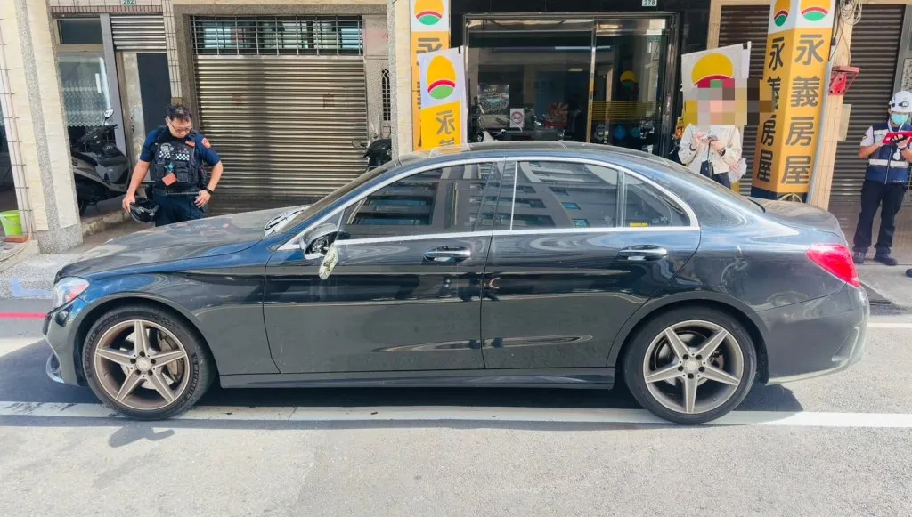 停車擦撞談不攏！27歲男暴走砸車傷人　警一查竟駕照早被註銷