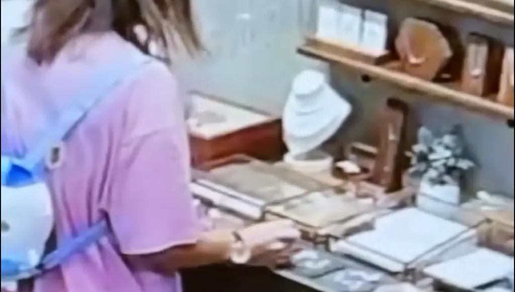 影／一中商圈飾品店遭竊！男掩護女塞袋偷銀戒手鍊　店家怒PO監視器影片揭手法