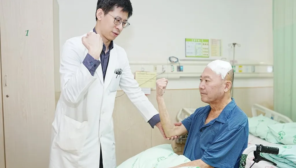 半夜跌倒無力爬起 竟是腦瘤緊鄰大腦運動區 清醒開顱手術即時定位 助病人恢復行走重返日常