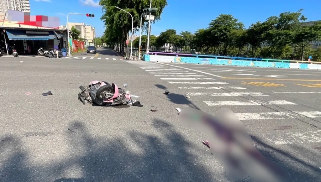 高雄死亡車禍！32歲女騎士疑闖紅燈撞小貨車　送醫不治