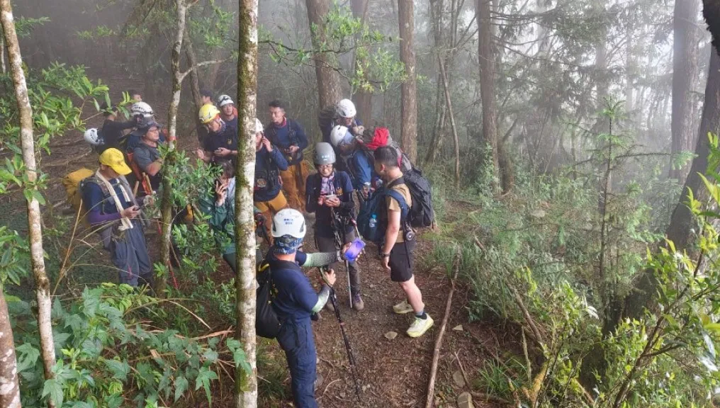 7人攻卑南主山出事！3山友摸黑迷途受困　1人墜溪谷疑骨裂消防急救援