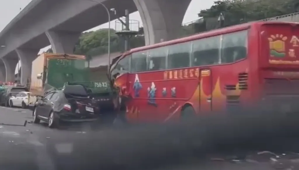 國道1號林口B出口9車追撞　8人受傷送醫、事故原因待釐清
