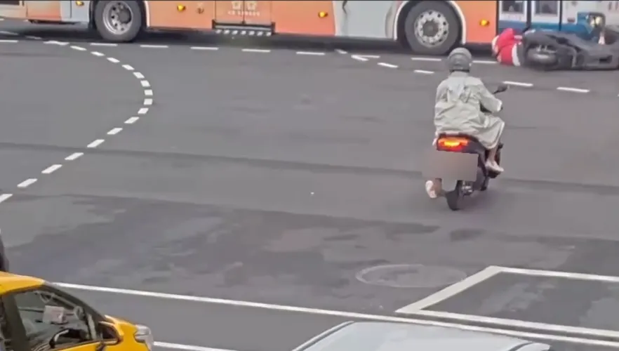 台北公車闖紅燈肇事！　與機車擦撞騎士倒地險遭輾